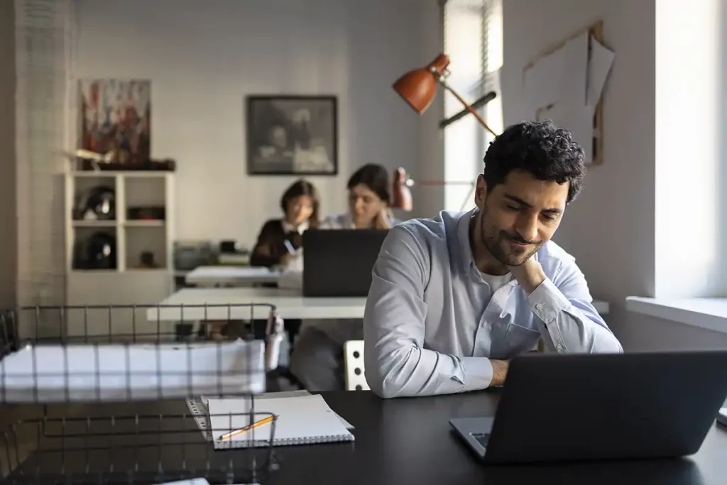 Causas comunes de absentismo laboral con ejemplos prácticos