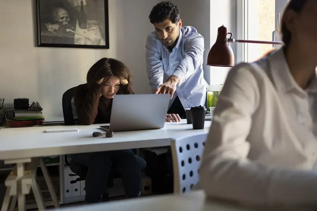 Ejemplos de absentismo laboral en oficina mostrando empleados ausentes y su impacto en la productividad