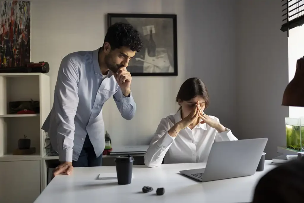 Equipo de trabajo preocupado por el absentismo laboral y estrategias para reducirlo