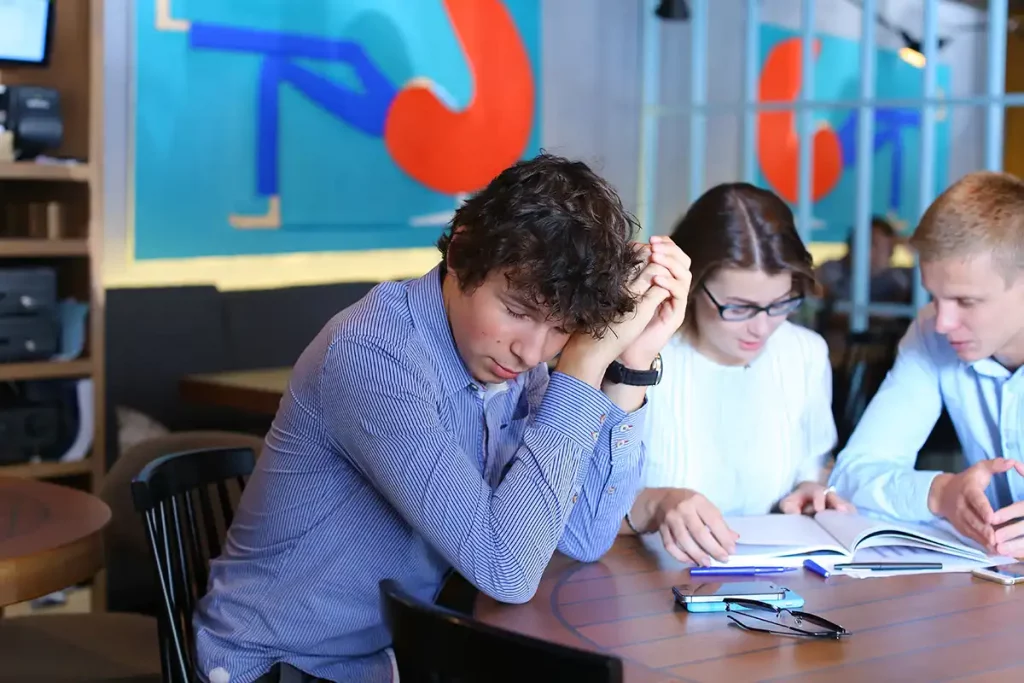 Imagen representativa del burnout en docentes debido a la carga académica y la presión educativa