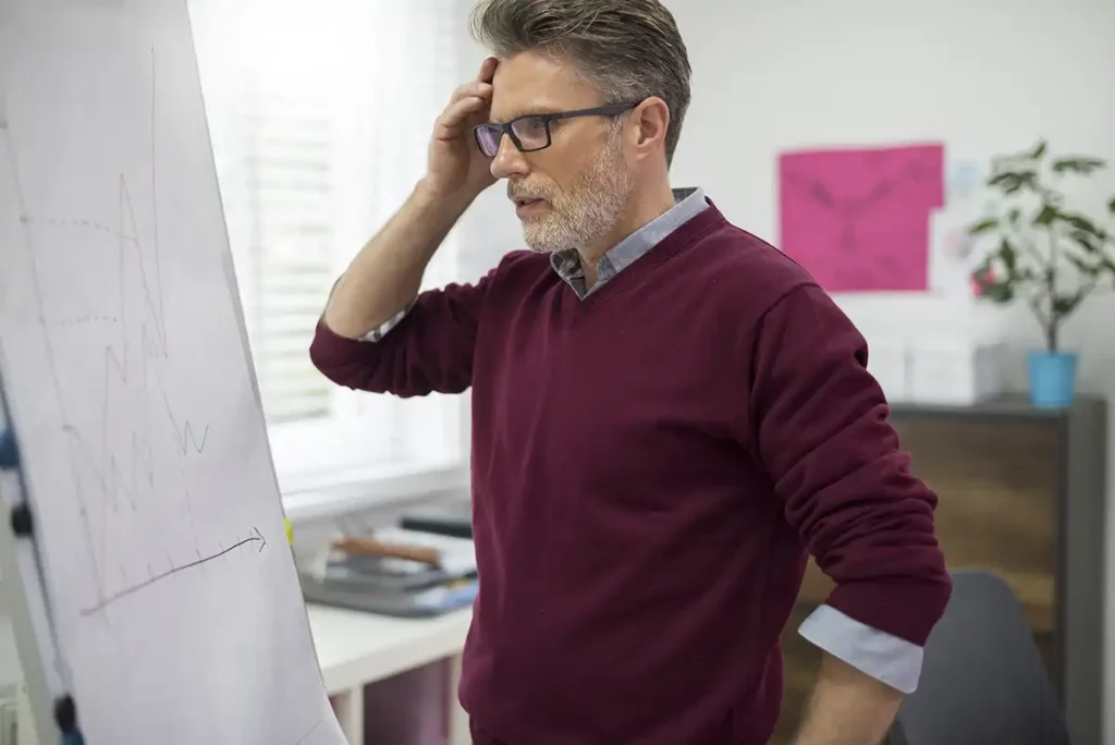 lustración del burnout en profesores mostrando agotamiento emocional y saturación laboral en el profesorado